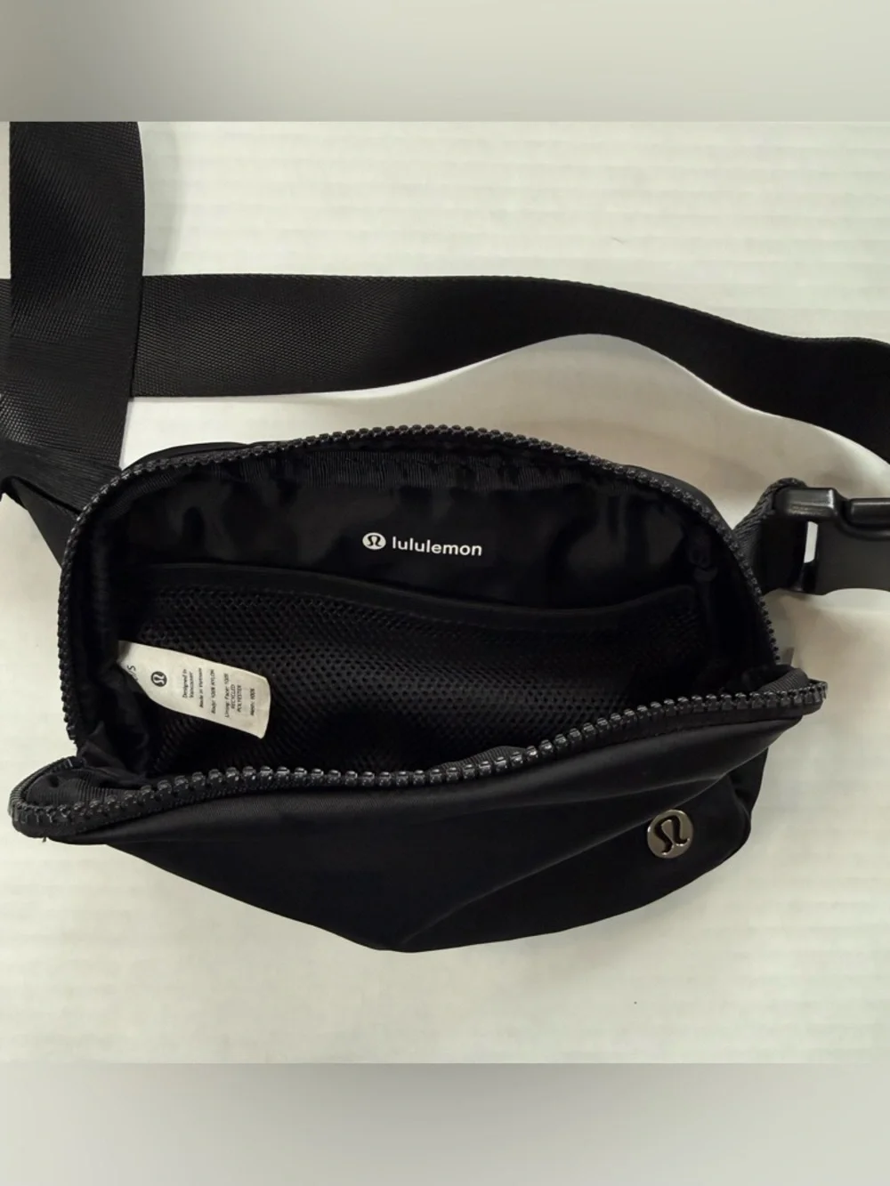 Lululemon Everywhere Belt Bag Black - Picture 4 of 7